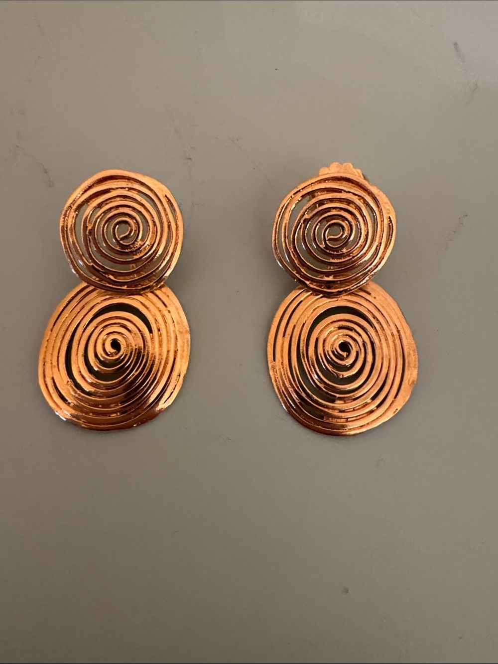 Costume gold earrings missing one back